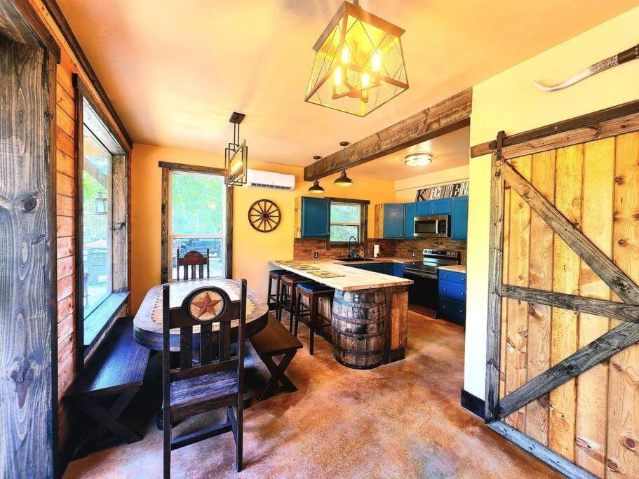 Waterfront Houston Hide Out In A Magical Forest 월러 외부 사진